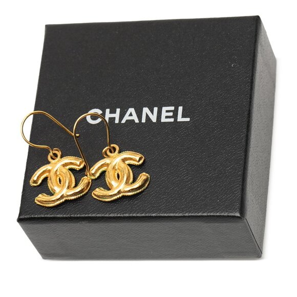 CHANEL Vintage Gold Logo Earrings - Picture 4 of 4